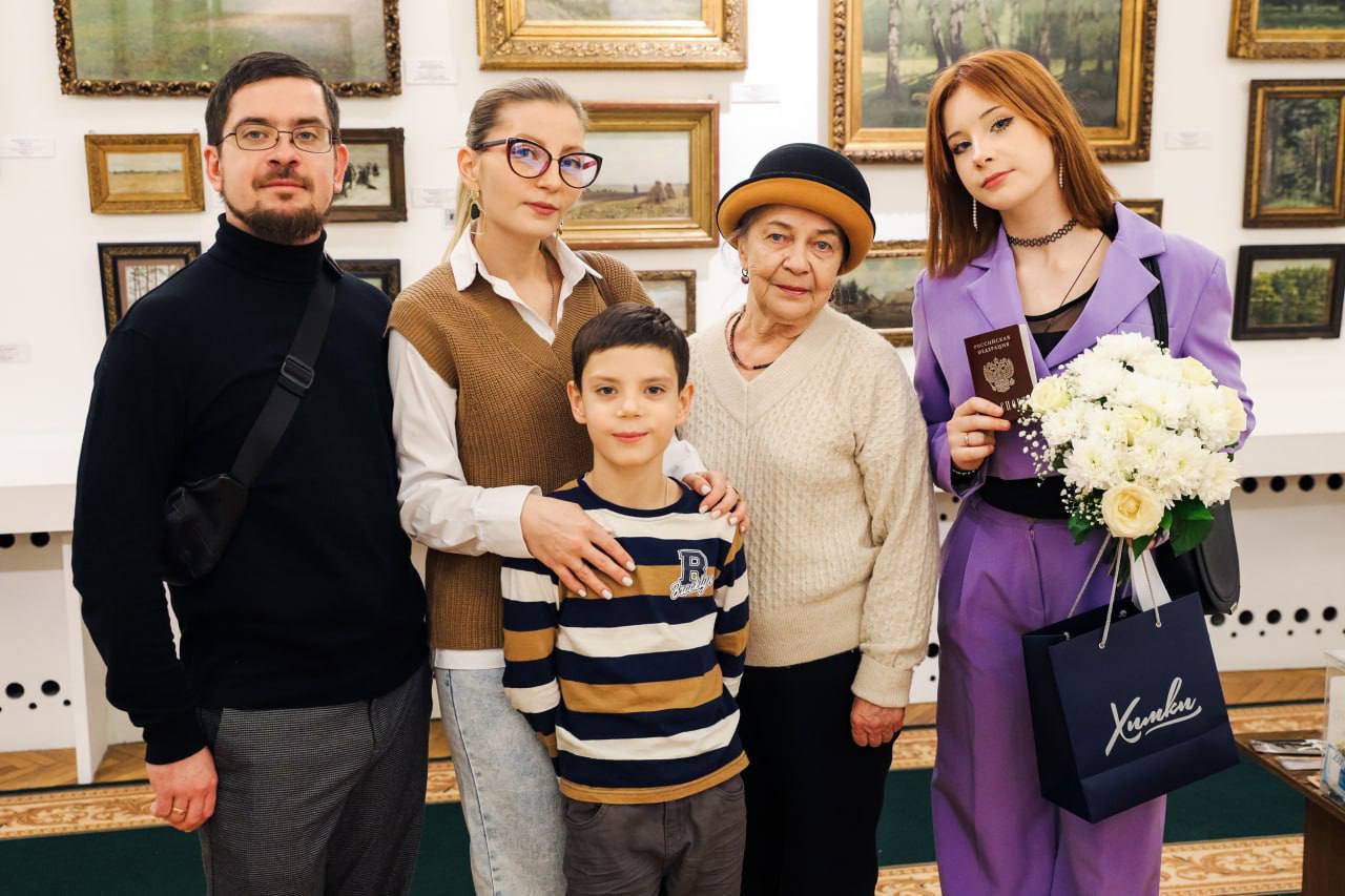 Глава Химок Елена Землякова вручила первые паспорта 14 школьникам Глава Химок Елена Землякова вручила первые паспорта 14 школьникам