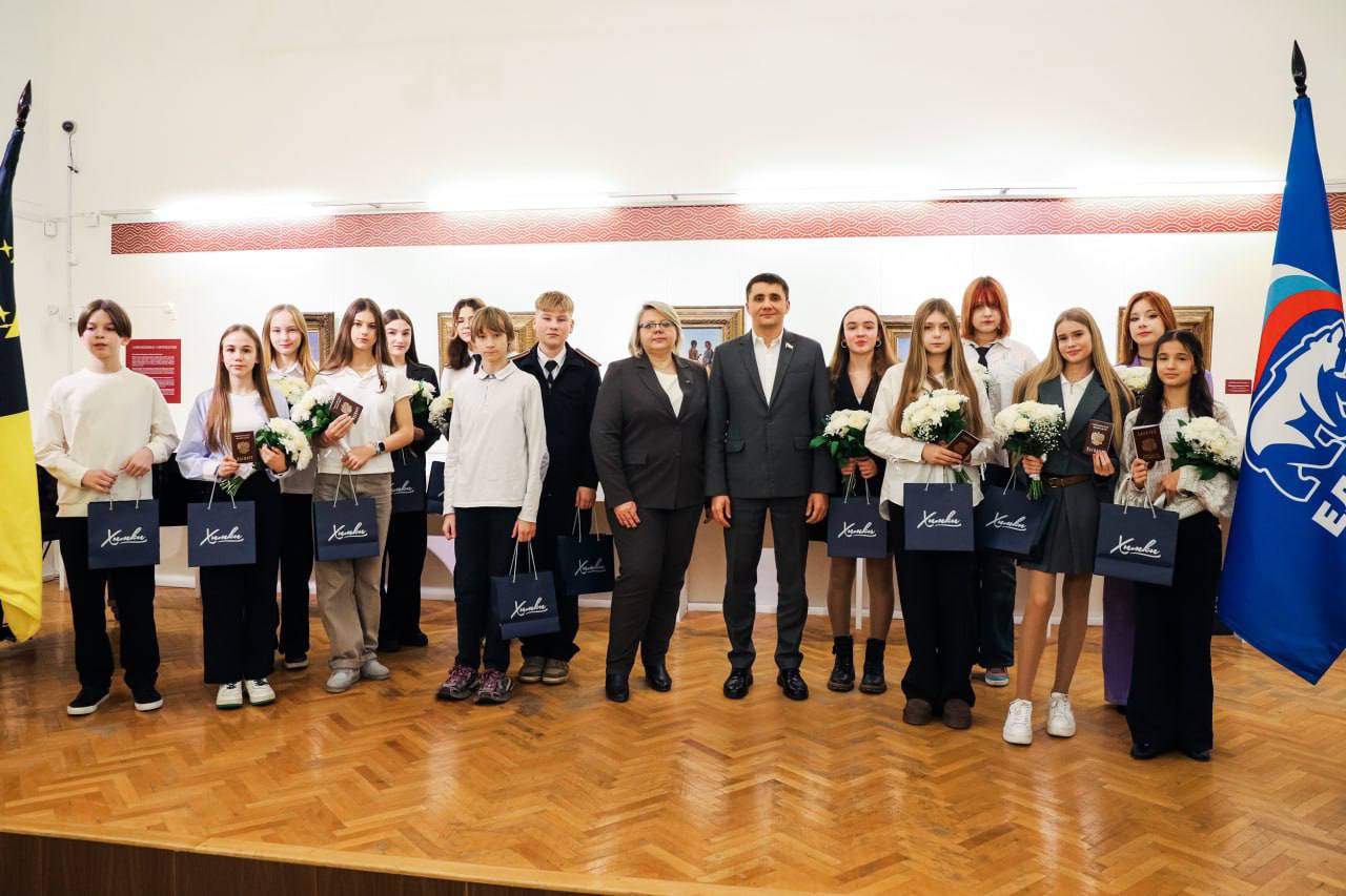 Глава Химок Елена Землякова вручила первые паспорта 14 школьникам