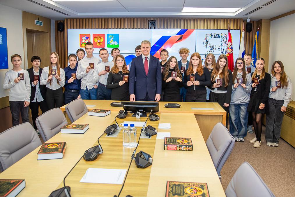 Андрей Иванов: Первые паспорта получили ещё 20 ребят Андрей Иванов: Первые паспорта получили ещё 20 ребят