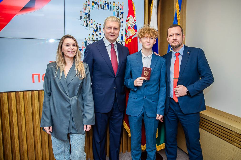 Андрей Иванов: Первые паспорта получили ещё 20 ребят Андрей Иванов: Первые паспорта получили ещё 20 ребят