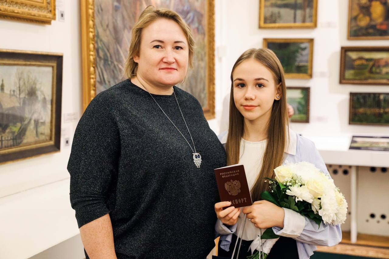 Глава Химок Елена Землякова вручила первые паспорта 14 школьникам Глава Химок Елена Землякова вручила первые паспорта 14 школьникам