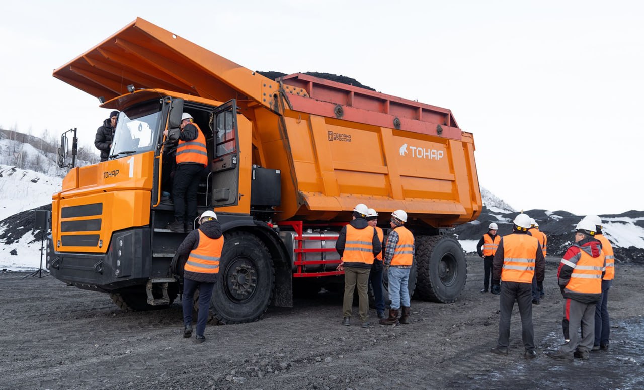 Успешные испытания. На прошлой неделе на одном из угольных разрезов Кемеровской области состоялась презентация внедорожного самосвала Тонар-7504, который ранее был передан в тестовую эксплуатацию Успешные испытания. На прошлой неделе на одном из угольных разрезов Кемеровской области состоялась презентация внедорожного самосвала Тонар-7504, который ранее был передан в тестовую эксплуатацию