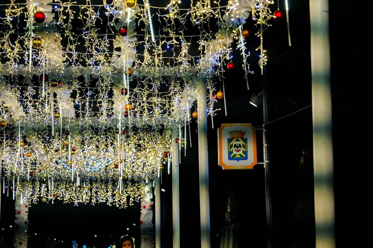 В Ленинском городском округе продолжаются работы по новогоднему оформлению территории муниципалитета