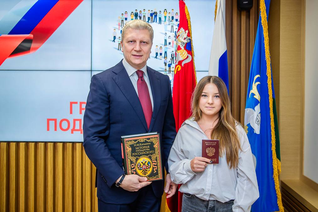 Андрей Иванов: Первые паспорта получили ещё 20 ребят Андрей Иванов: Первые паспорта получили ещё 20 ребят