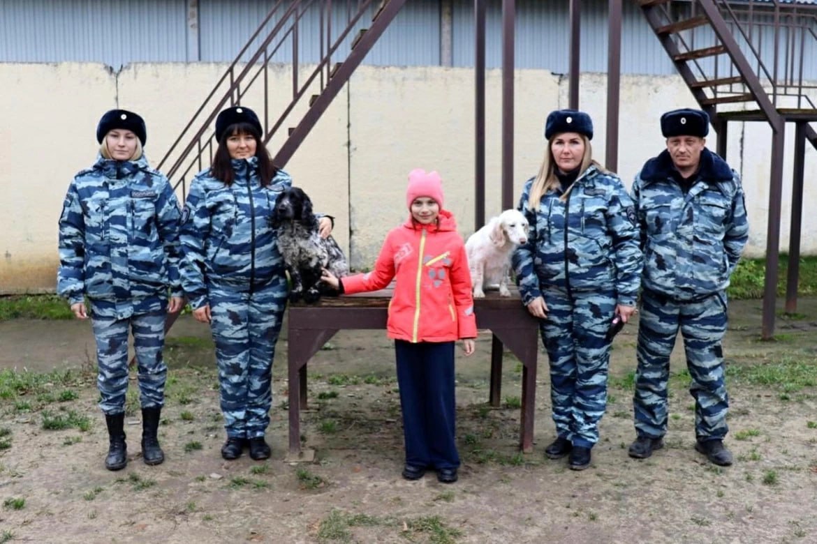 В Подмосковье полицейские-кинологи помогли школьнице подготовиться к научной конференции В Подмосковье полицейские-кинологи помогли школьнице подготовиться к научной конференции