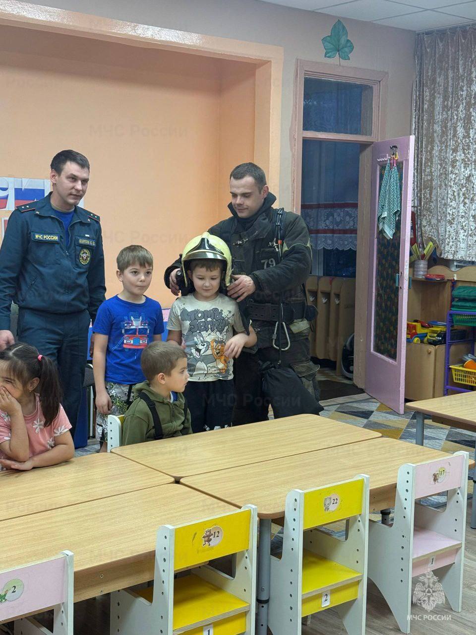 Сотрудники 79 ПСЧ провели профилактические мероприятия в детском саду Чехова Сотрудники 79 ПСЧ провели профилактические мероприятия в детском саду Чехова