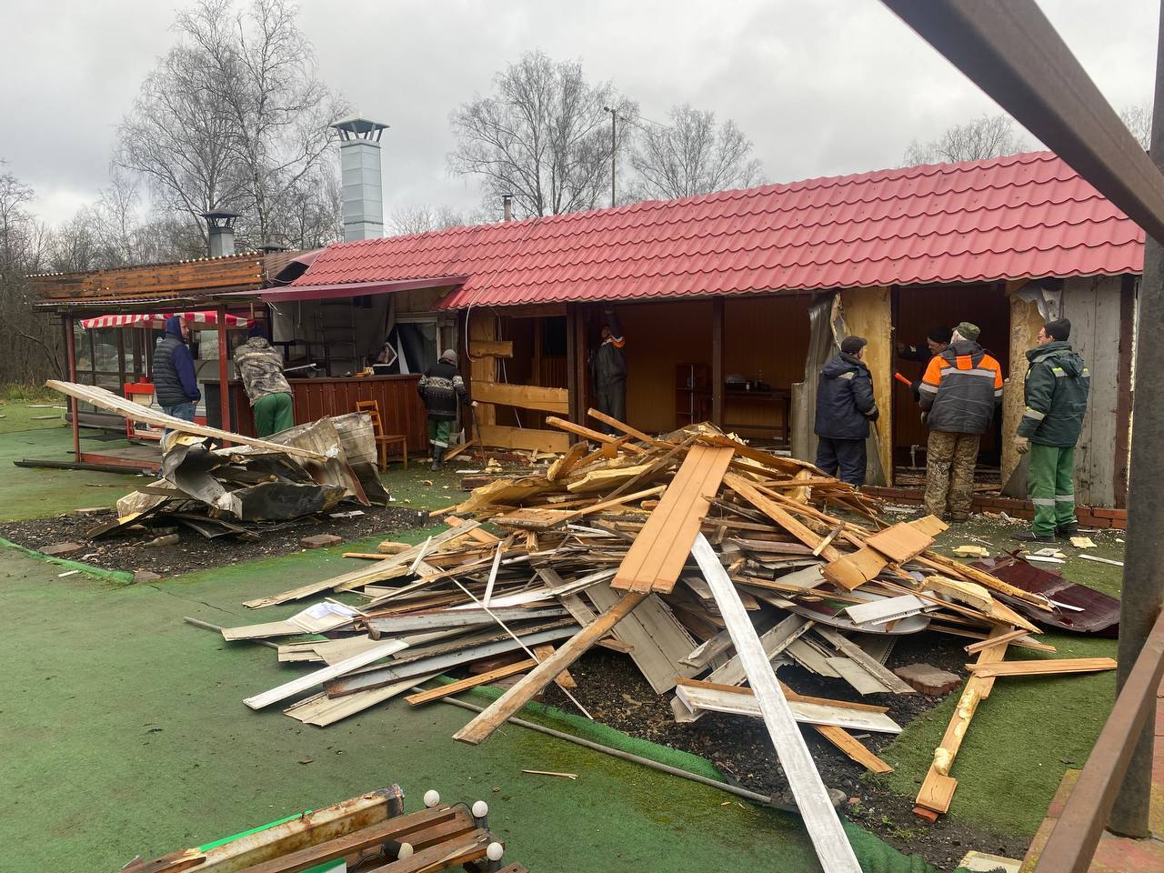 Завершаем план на этот год по ликвидации нестационарных объектов торговли, которые были размещены с нарушением законодательства, а также у которых завершился срок аренды Завершаем план на этот год по ликвидации нестационарных объектов торговли, которые были размещены с нарушением законодательства, а также у которых завершился срок аренды