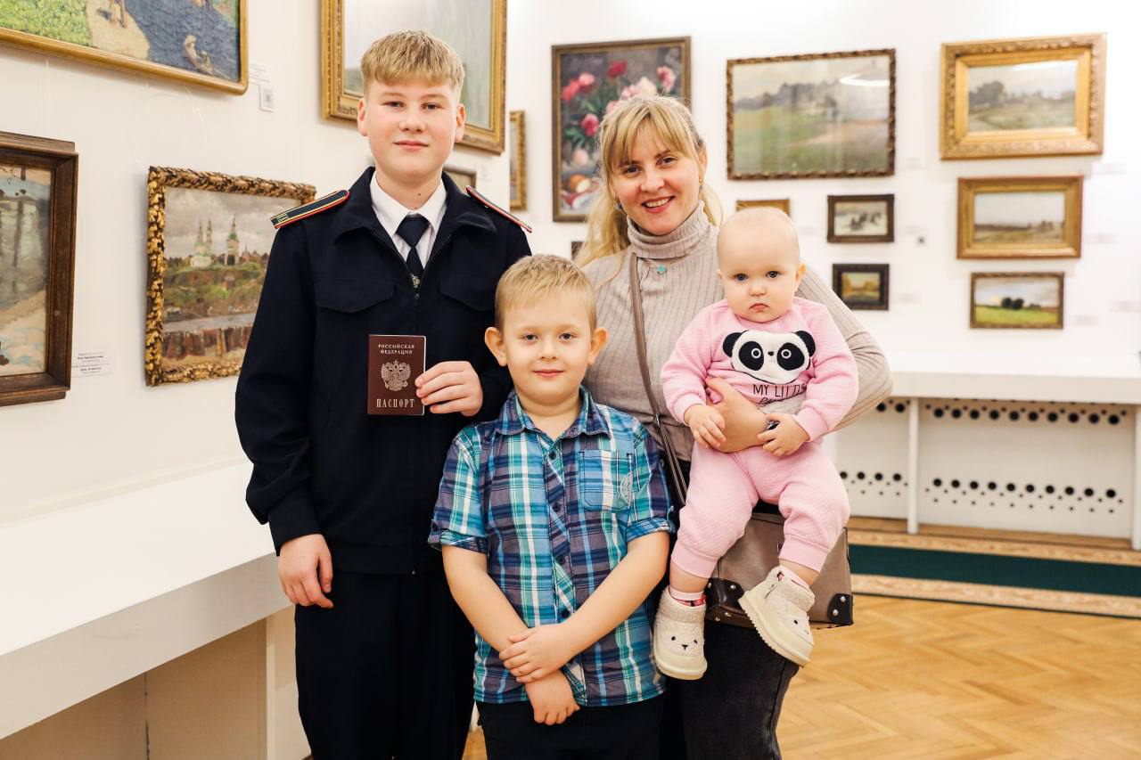 Глава Химок Елена Землякова вручила первые паспорта 14 школьникам Глава Химок Елена Землякова вручила первые паспорта 14 школьникам