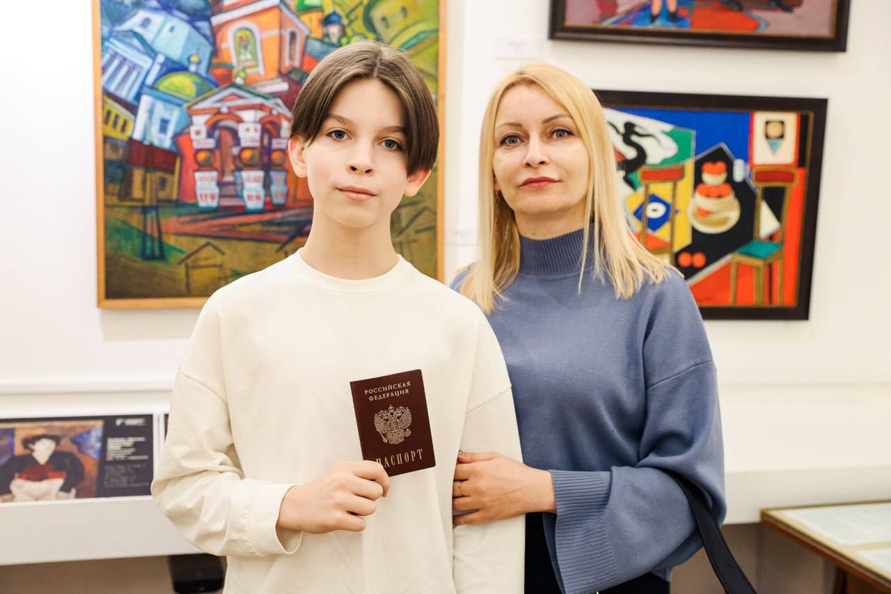 Глава Химок Елена Землякова вручила первые паспорта 14 школьникам Глава Химок Елена Землякова вручила первые паспорта 14 школьникам