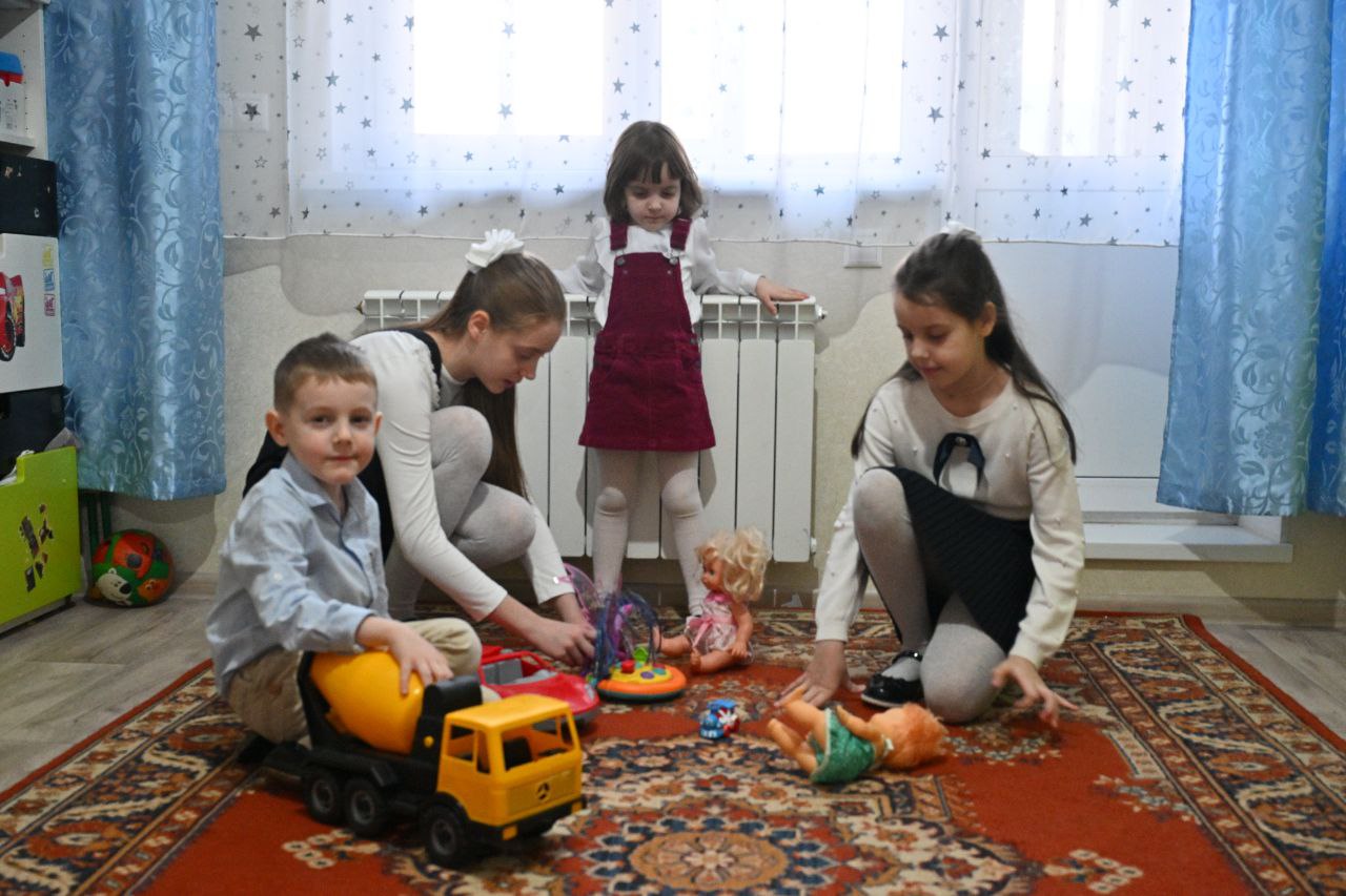 Филипп Науменко: В преддверии Дня матери вместе с секретарем регионального отделения партии «Единая Россия», председателем Московской областной Думы Игорем Юрьевичем Брынцаловым навестили многодетную семью Медведевых Филипп Науменко: В преддверии Дня матери вместе с секретарем регионального отделения партии «Единая Россия», председателем Московской областной Думы Игорем Юрьевичем Брынцаловым навестили многодетную семью Медведевых