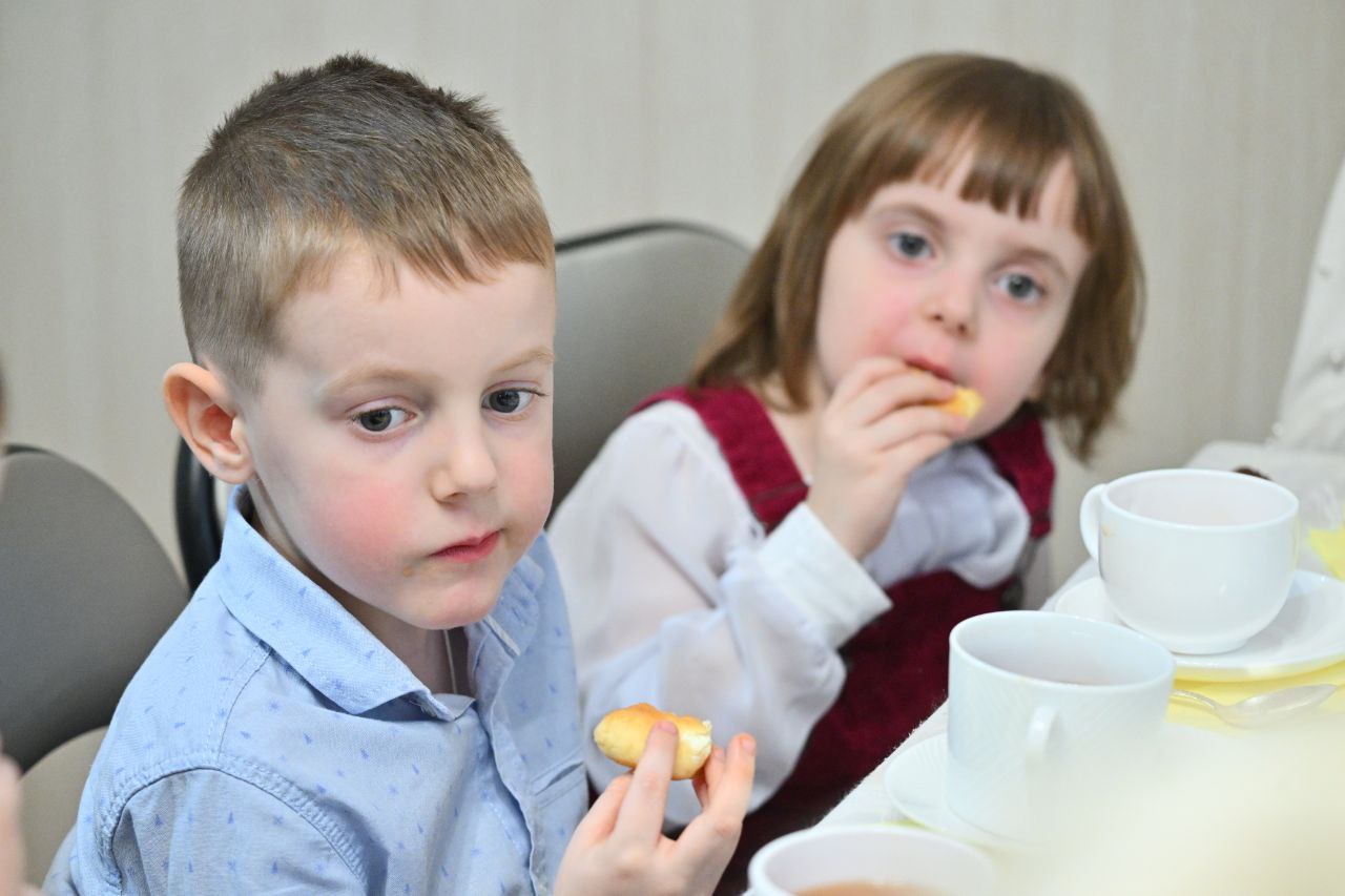Филипп Науменко: В преддверии Дня матери вместе с секретарем регионального отделения партии «Единая Россия», председателем Московской областной Думы Игорем Юрьевичем Брынцаловым навестили многодетную семью Медведевых Филипп Науменко: В преддверии Дня матери вместе с секретарем регионального отделения партии «Единая Россия», председателем Московской областной Думы Игорем Юрьевичем Брынцаловым навестили многодетную семью Медведевых