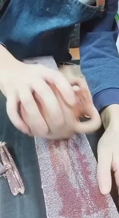 В молодёжном центре «Дружба» проводятся занятия по керамике, на которых юные жуковчане осваивают основы гончарного искусства и создают свои первые творческие работы