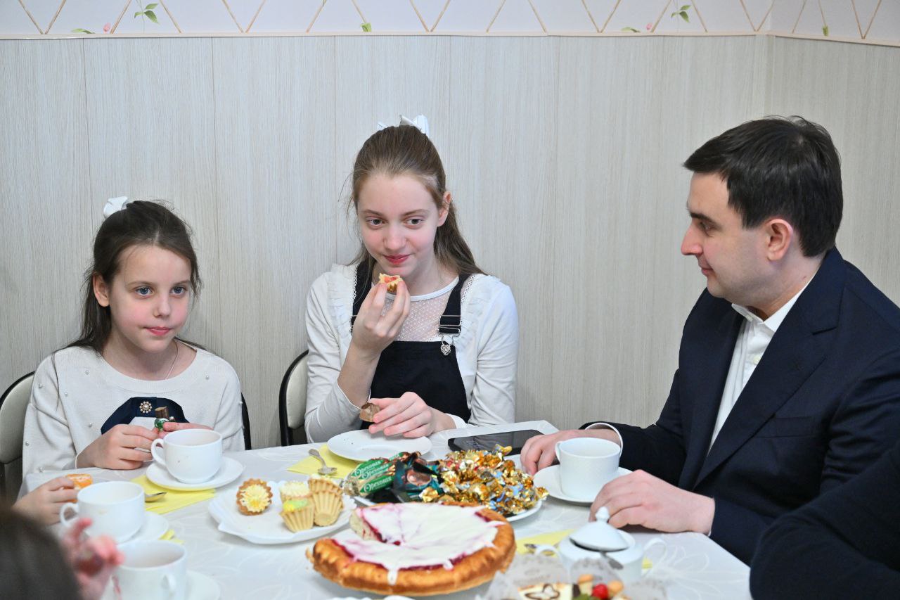 Филипп Науменко: В преддверии Дня матери вместе с секретарем регионального отделения партии «Единая Россия», председателем Московской областной Думы Игорем Юрьевичем Брынцаловым навестили многодетную семью Медведевых Филипп Науменко: В преддверии Дня матери вместе с секретарем регионального отделения партии «Единая Россия», председателем Московской областной Думы Игорем Юрьевичем Брынцаловым навестили многодетную семью Медведевых