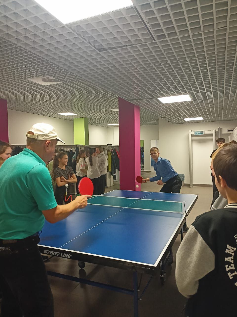 В школе № 10 состоялось спортивно-просветительское мероприятие «Теннисные встречи», которое было организовано в рамках масштабного просветительского проекта «Развитие настольного тенниса в школах», направленного на... В школе № 10 состоялось спортивно-просветительское мероприятие «Теннисные встречи», которое было организовано в рамках масштабного просветительского проекта «Развитие настольного тенниса в школах», направленного на...