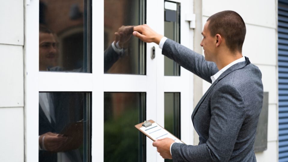 Как мошенники используют имена судебных приставов для обмана россиян