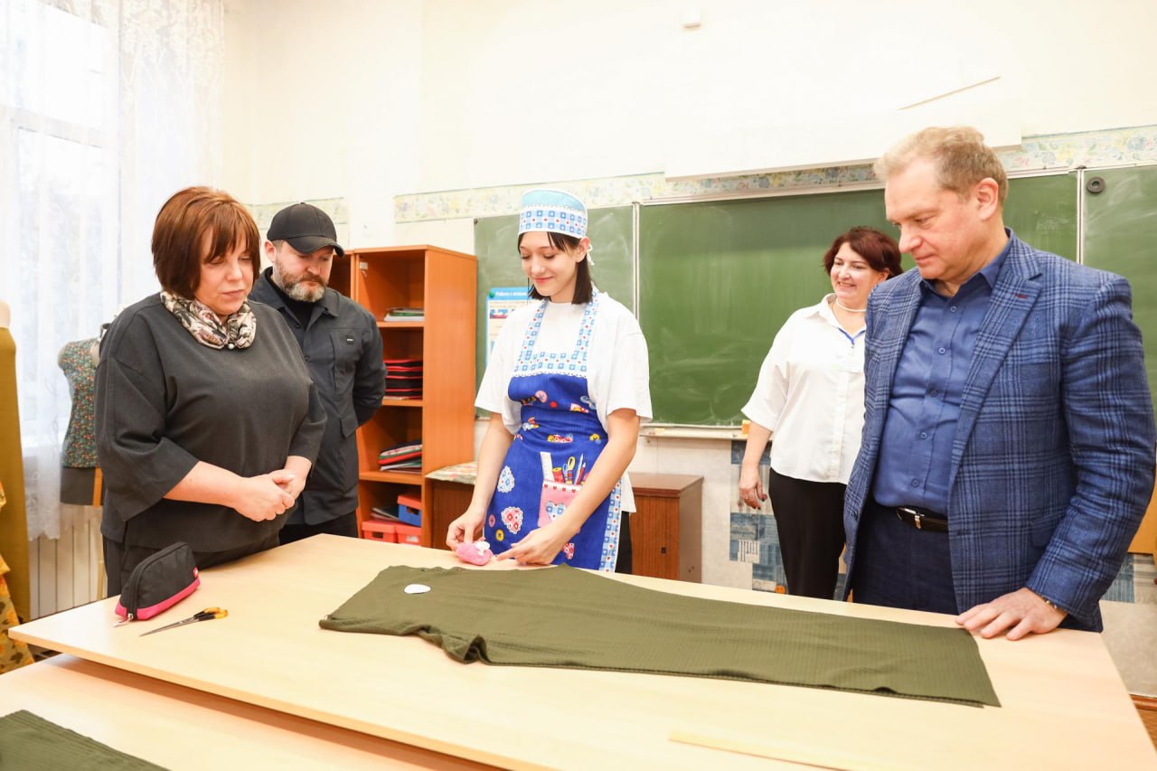 Волонтеры Удельнинской школы-интерната получили новые швейные машинки Волонтеры Удельнинской школы-интерната получили новые швейные машинки