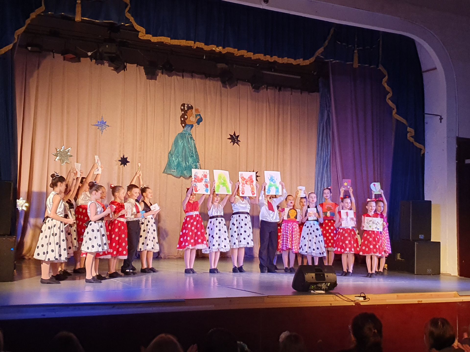 Наши новости. Праздничный концерт в муниципальном округе Чехов Наши новости. Праздничный концерт в муниципальном округе Чехов