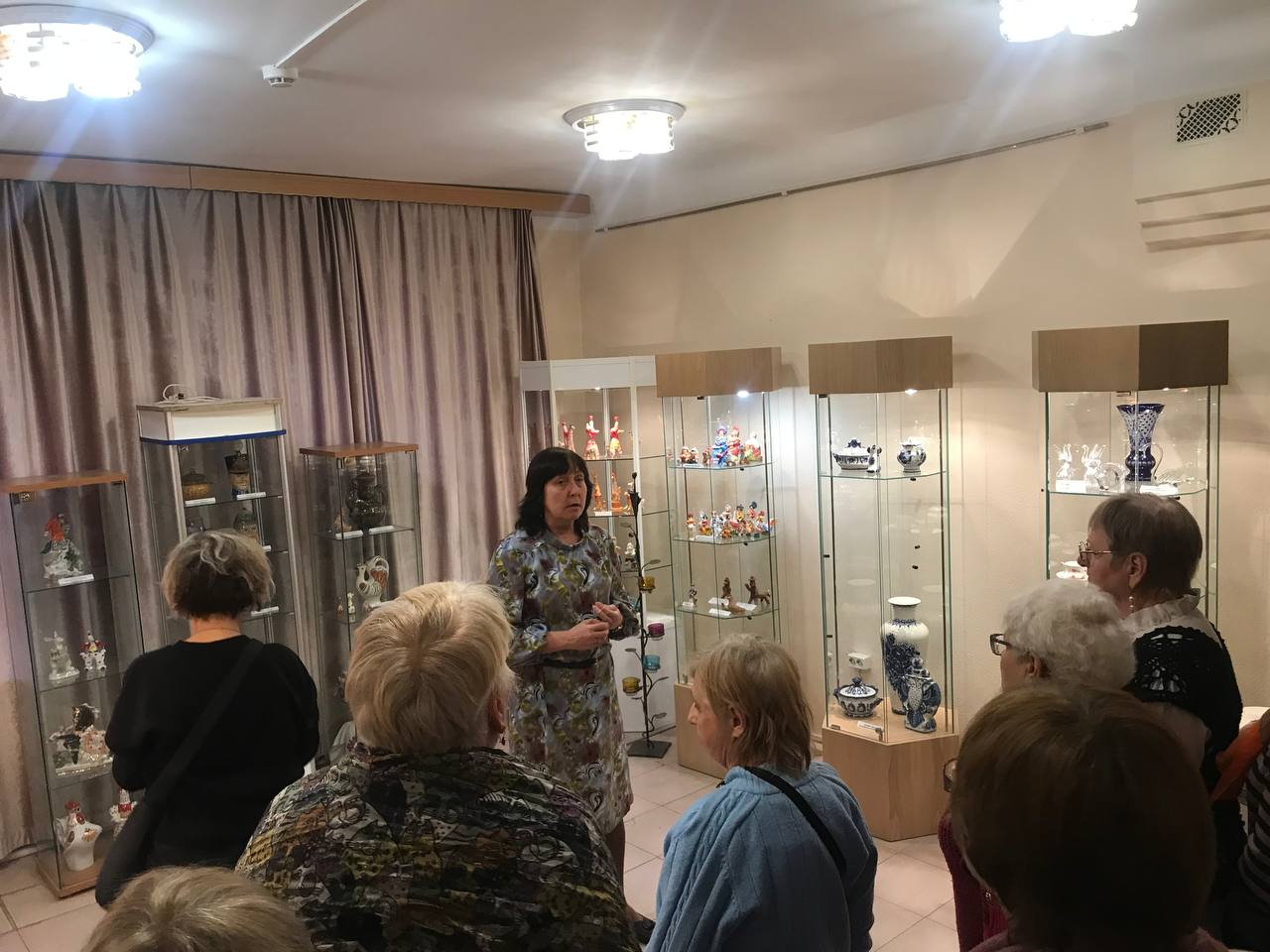 Выставку картин на шелке в Дзержинском посетили участники проекта «Активное долголетие» из городов Подмосковья Выставку картин на шелке в Дзержинском посетили участники проекта «Активное долголетие» из городов Подмосковья