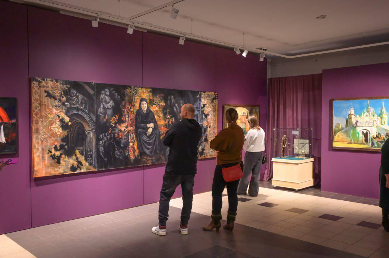 В главном корпусе Сергиево-Посадского музея-заповедника состоялось торжественное подведение итогов выставки-конкурса «Осенний салон-2025» В главном корпусе Сергиево-Посадского музея-заповедника состоялось торжественное подведение итогов выставки-конкурса «Осенний салон-2025»