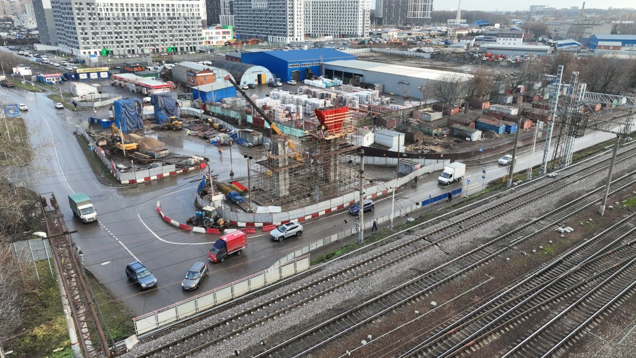 Бетонирование ригеля на одной из опор будущего путепровода над железнодорожными путями ведется в Люберцах Бетонирование ригеля на одной из опор будущего путепровода над железнодорожными путями ведется в Люберцах