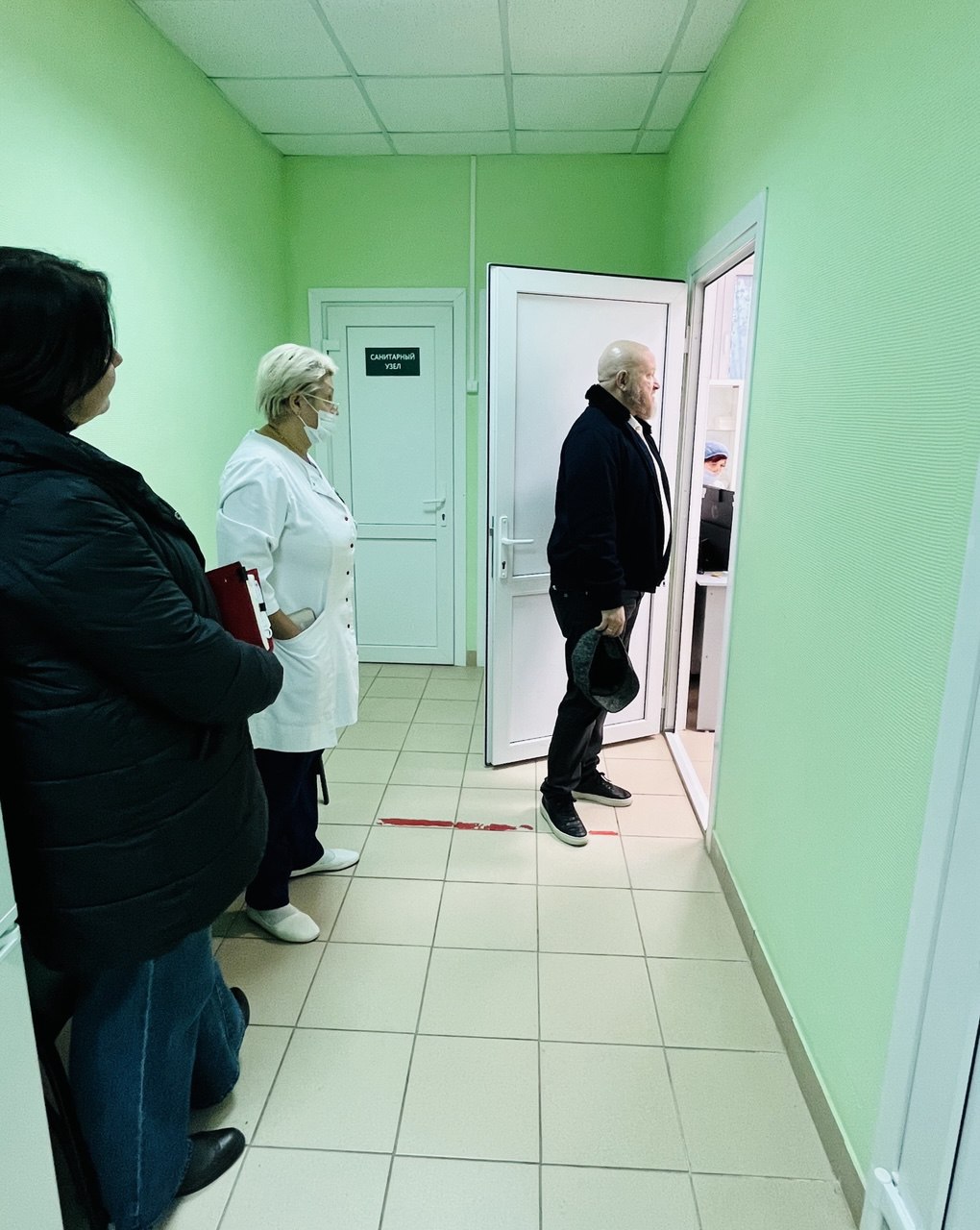 «День участкового врача» состоялся в минувший четверг во врачебной амбулатории п. Крюково. Главный врач Чеховской больницы Андрей Попов посетил лечебное учреждение, по традиции пообщался с сотрудниками и пациентами, проверил... «День участкового врача» состоялся в минувший четверг во врачебной амбулатории п. Крюково. Главный врач Чеховской больницы Андрей Попов посетил лечебное учреждение, по традиции пообщался с сотрудниками и пациентами, проверил...