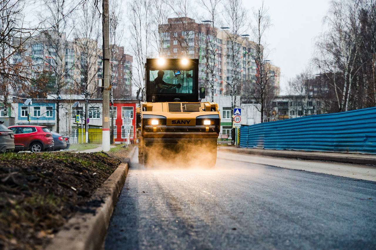 В Химках ведут работы по капитальному ремонту дороги на улице Центральной