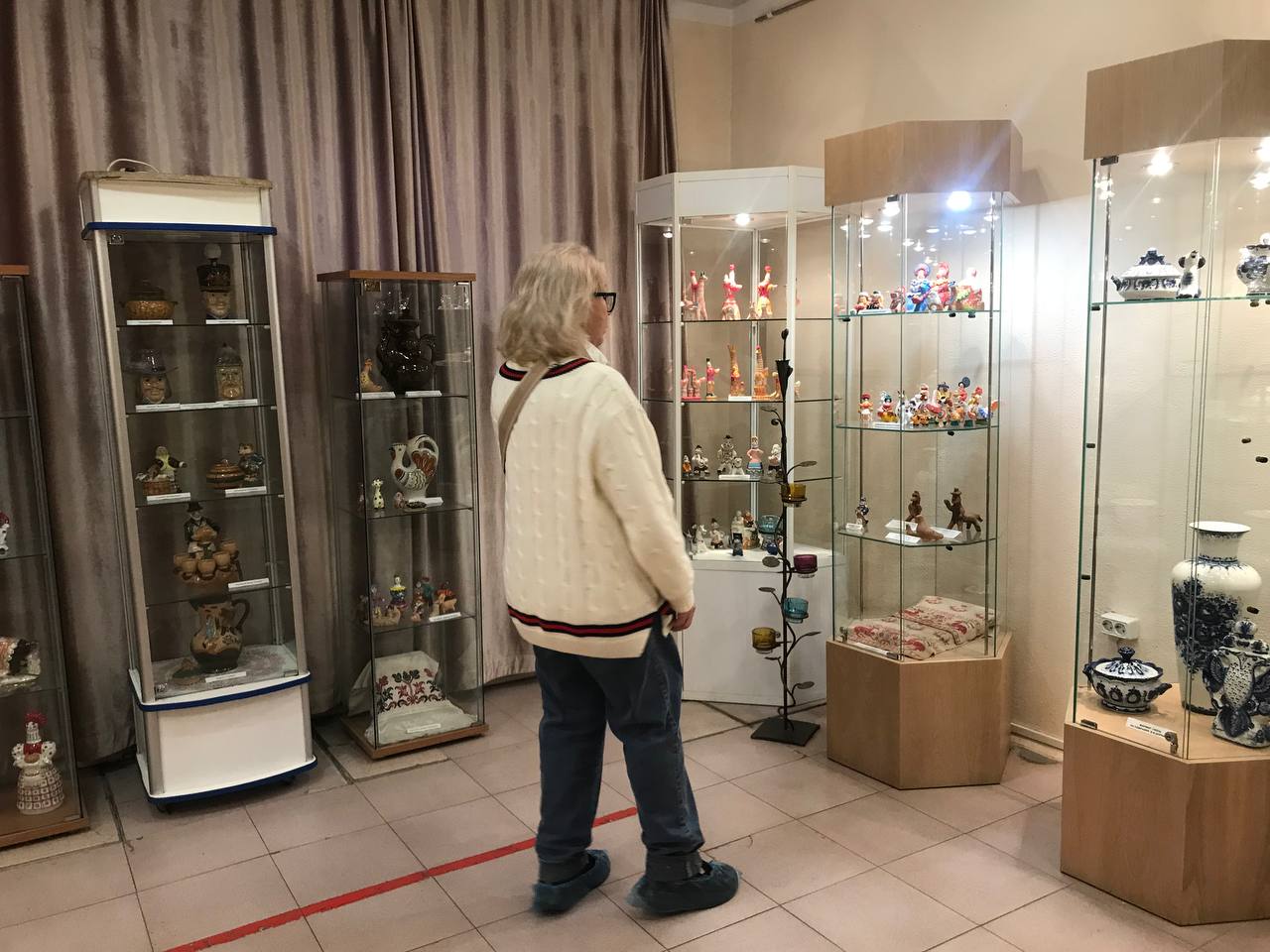 Выставку картин на шелке в Дзержинском посетили участники проекта «Активное долголетие» из городов Подмосковья Выставку картин на шелке в Дзержинском посетили участники проекта «Активное долголетие» из городов Подмосковья