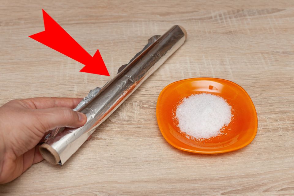 Чистота без химии: как соль и фольга могут стать вашими лучшими помощниками