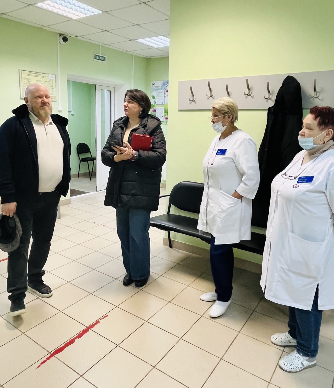 «День участкового врача» состоялся в минувший четверг во врачебной амбулатории п. Крюково. Главный врач Чеховской больницы Андрей Попов посетил лечебное учреждение, по традиции пообщался с сотрудниками и пациентами, проверил... «День участкового врача» состоялся в минувший четверг во врачебной амбулатории п. Крюково. Главный врач Чеховской больницы Андрей Попов посетил лечебное учреждение, по традиции пообщался с сотрудниками и пациентами, проверил...