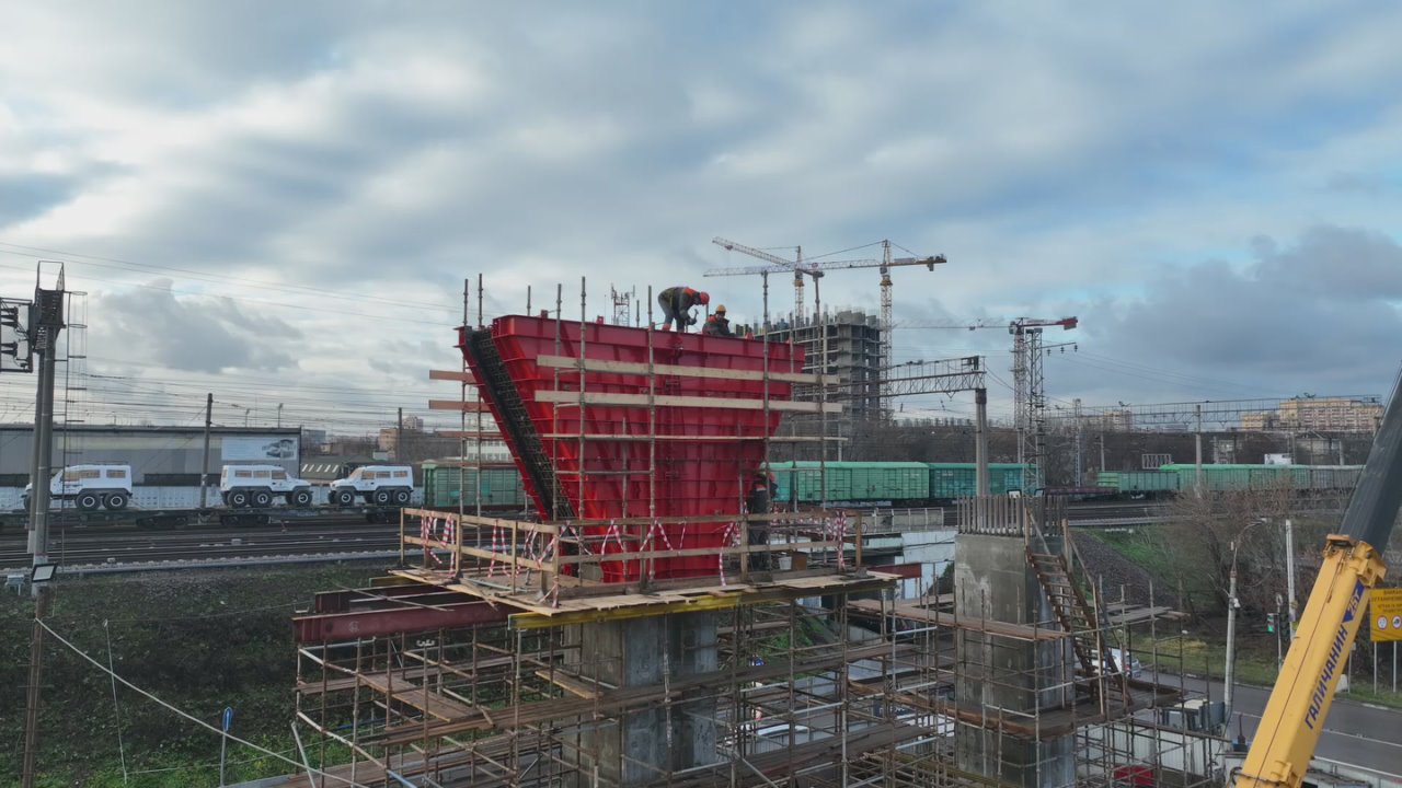 Бетонирование ригеля на одной из опор будущего путепровода над железнодорожными путями ведется в Люберцах