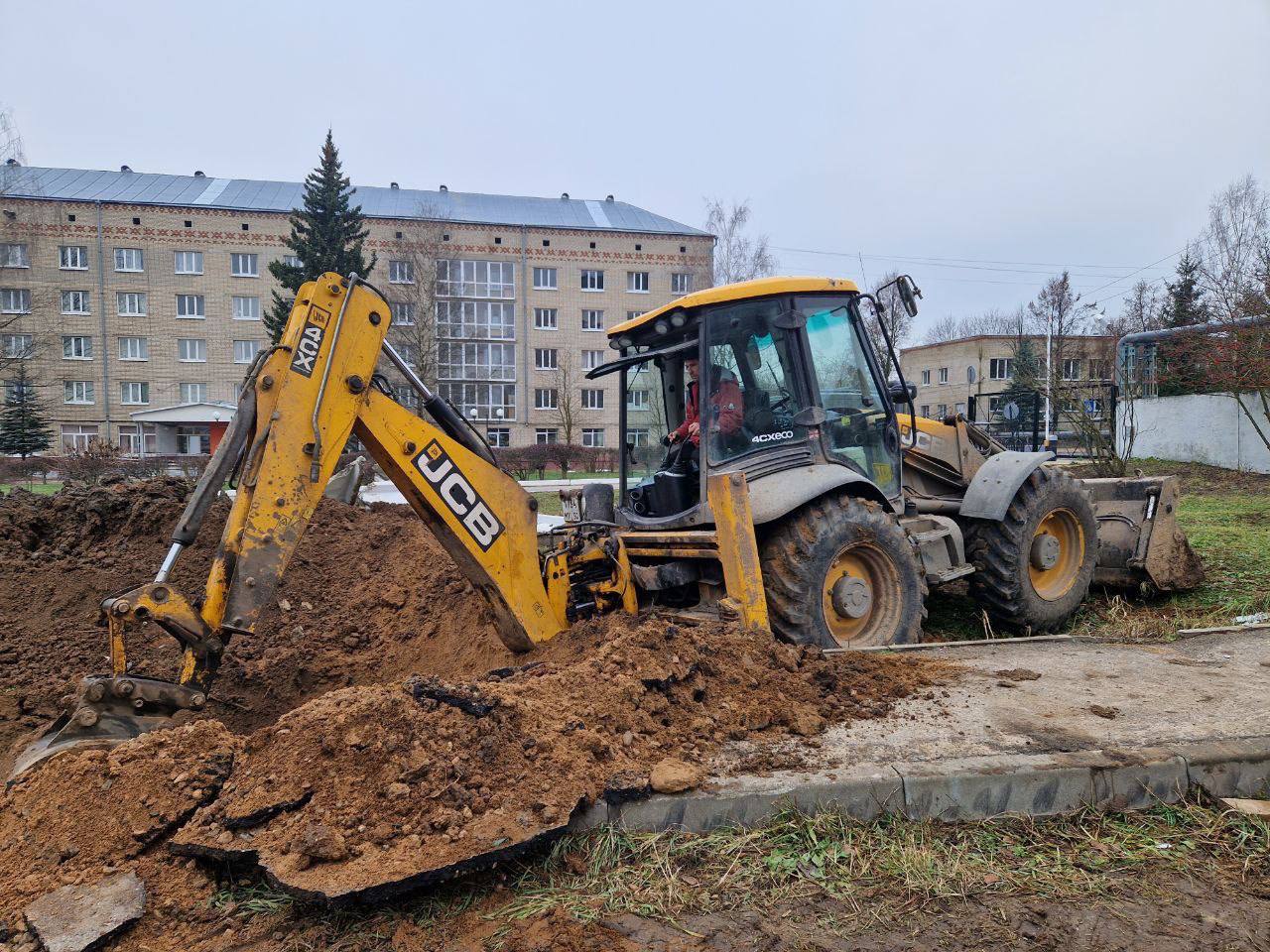 Аварийные бригады «Водоканала» устраняют обвал канализационного коллектора на ул. 40 лет Октября в Сергиевом Посаде