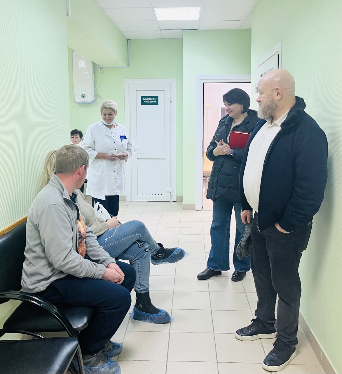 «День участкового врача» состоялся в минувший четверг во врачебной амбулатории п. Крюково. Главный врач Чеховской больницы Андрей Попов посетил лечебное учреждение, по традиции пообщался с сотрудниками и пациентами, проверил... «День участкового врача» состоялся в минувший четверг во врачебной амбулатории п. Крюково. Главный врач Чеховской больницы Андрей Попов посетил лечебное учреждение, по традиции пообщался с сотрудниками и пациентами, проверил...