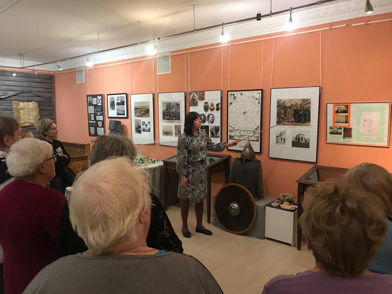 Выставку картин на шелке в Дзержинском посетили участники проекта «Активное долголетие» из городов Подмосковья