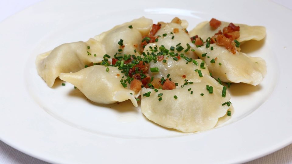 В этих варениках необычно все — от теста до соуса: готовятся не сложнее овощных