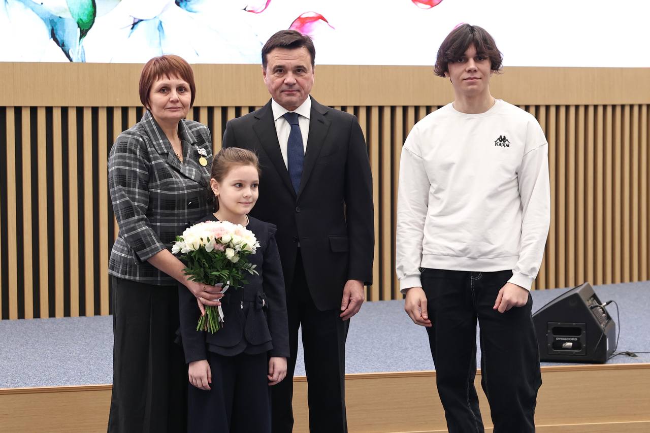 Андрей Воробьев: В честь Дня матери передал государственные и вручил областные награды многодетным семьям Андрей Воробьев: В честь Дня матери передал государственные и вручил областные награды многодетным семьям