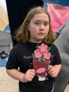 Открытку для мамы в виде кашпо с фиалками сделали дети из семей участников СВО в преддверии Дня матери