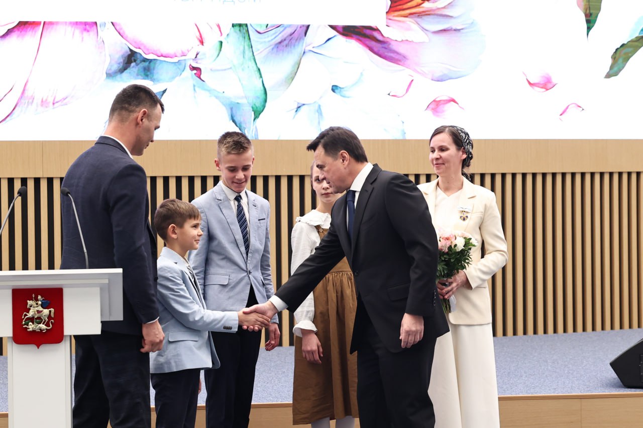 Михаил Собакин: Орден «Родительская слава» вручил наш Губернатор Андрей Юрьевич Воробьев чеховской семье Натальи и Александра Надейкиных, которые воспитывают 9 детей Михаил Собакин: Орден «Родительская слава» вручил наш Губернатор Андрей Юрьевич Воробьев чеховской семье Натальи и Александра Надейкиных, которые воспитывают 9 детей