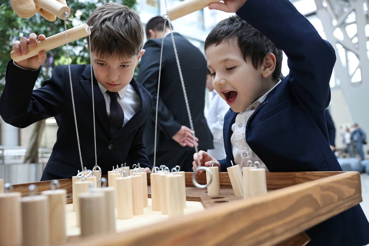 Андрей Воробьев: В честь Дня матери передал государственные и вручил областные награды многодетным семьям Андрей Воробьев: В честь Дня матери передал государственные и вручил областные награды многодетным семьям