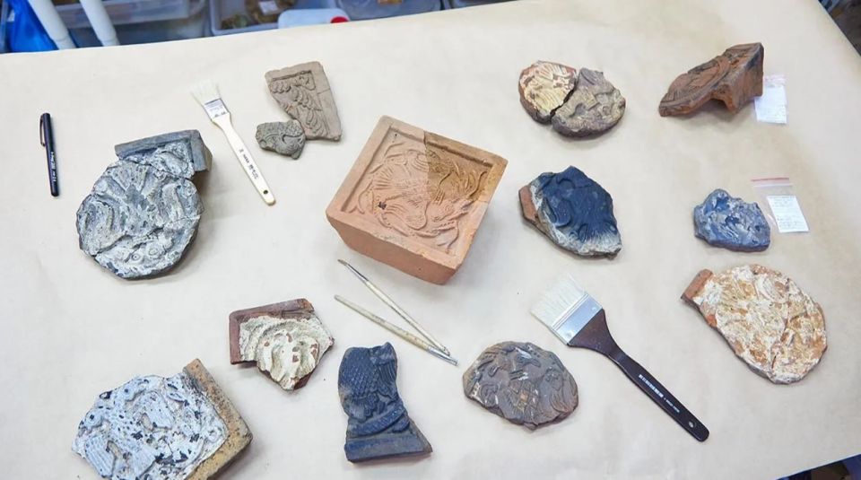 Московские археологи нашли изразцы с изображениями двуглавого орла