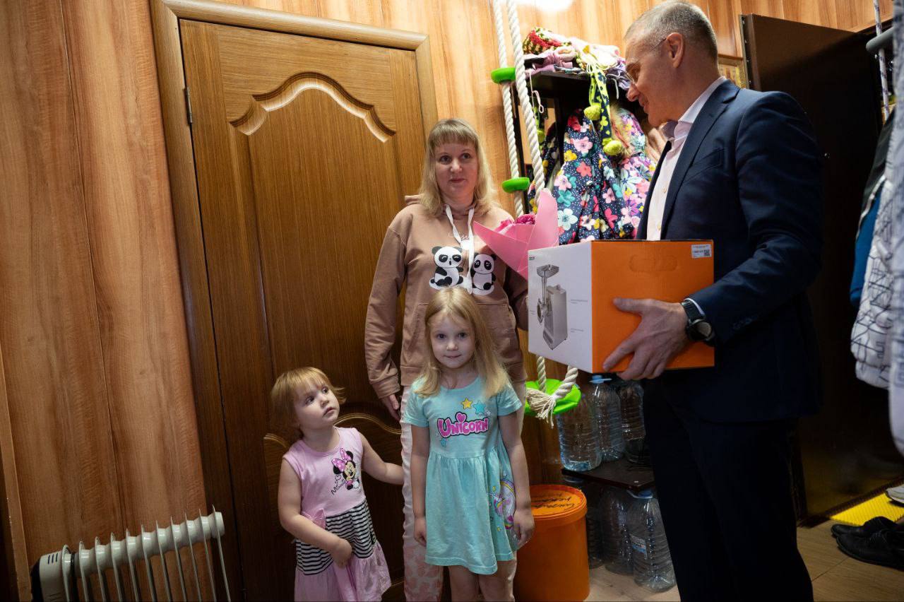 Депутат Госдумы Александр Коган поздравил многодетных матерей Серпухова с наступающим Днем матери Депутат Госдумы Александр Коган поздравил многодетных матерей Серпухова с наступающим Днем матери