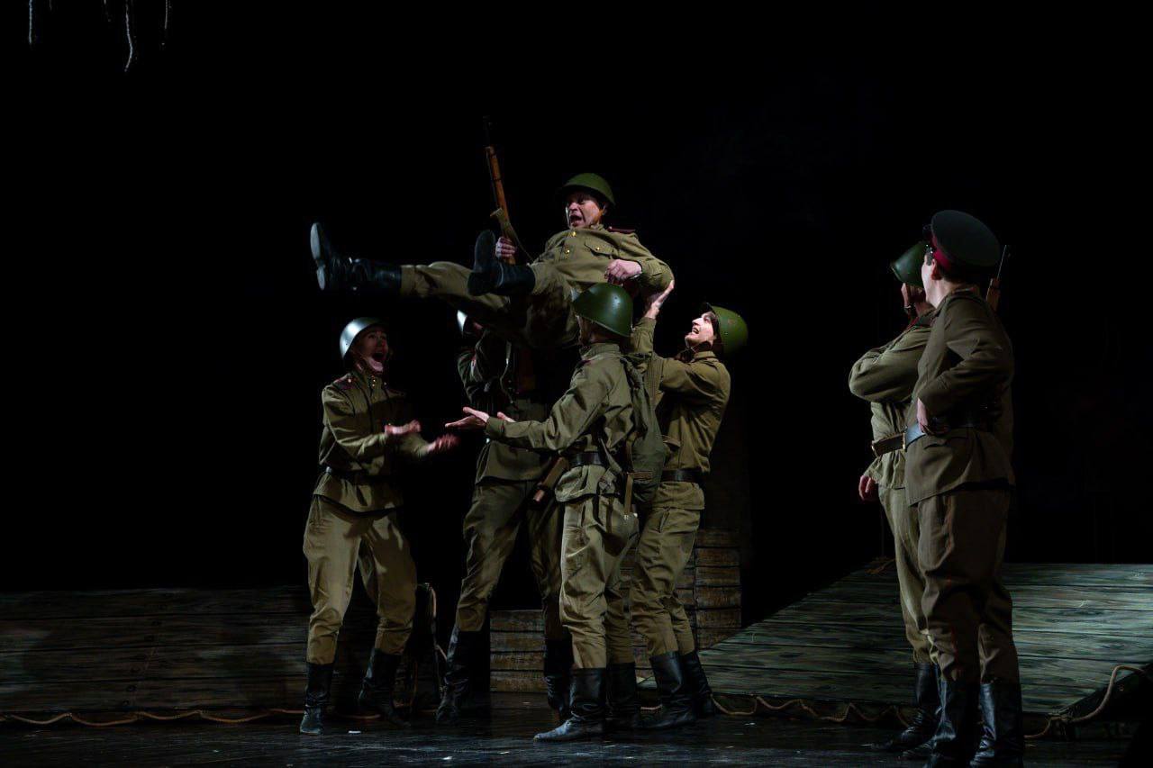 На сцене Серпуховского театра — патриотический спектакль «Ради жизни» от гостей из Череповца