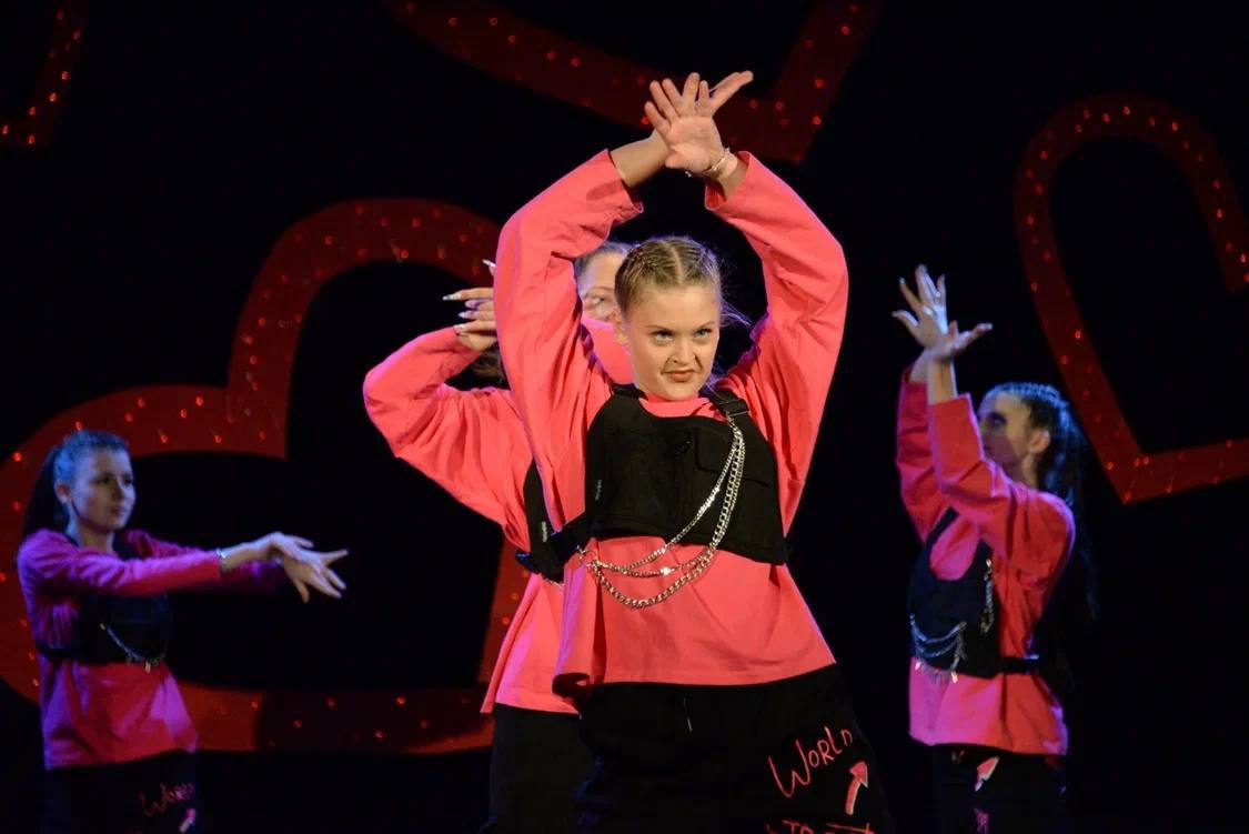 В Доме культуры «Лира» поселка Пролетарский царила любовь и доброта! Полный зал, бурные овации и невероятная энергетика — так праздновали День матери «Самой ласковой на свете» В Доме культуры «Лира» поселка Пролетарский царила любовь и доброта! Полный зал, бурные овации и невероятная энергетика — так праздновали День матери «Самой ласковой на свете»