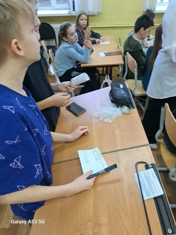 29 ноября в рамках мероприятия "Наука вокруг нас" с учениками 2а, 2б и 2в классов было проведено занятие, на котором продемонстрировали опыты "Как вырастить кристалл" и опыт "Извержение вулкана"