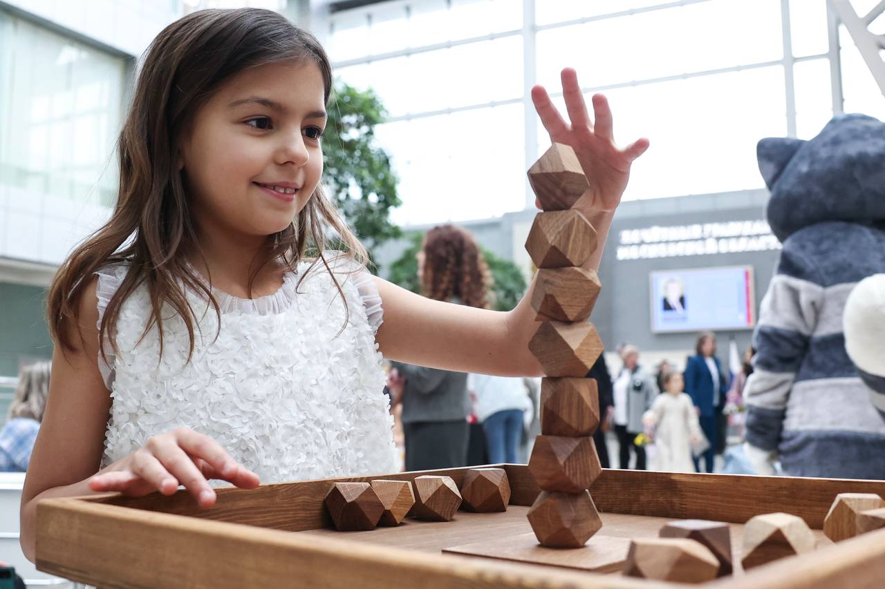 Андрей Воробьев: В честь Дня матери передал государственные и вручил областные награды многодетным семьям Андрей Воробьев: В честь Дня матери передал государственные и вручил областные награды многодетным семьям