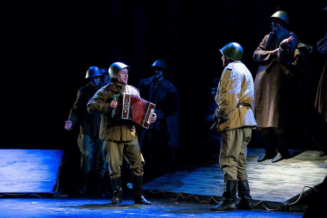 На сцене Серпуховского театра — патриотический спектакль «Ради жизни» от гостей из Череповца На сцене Серпуховского театра — патриотический спектакль «Ради жизни» от гостей из Череповца