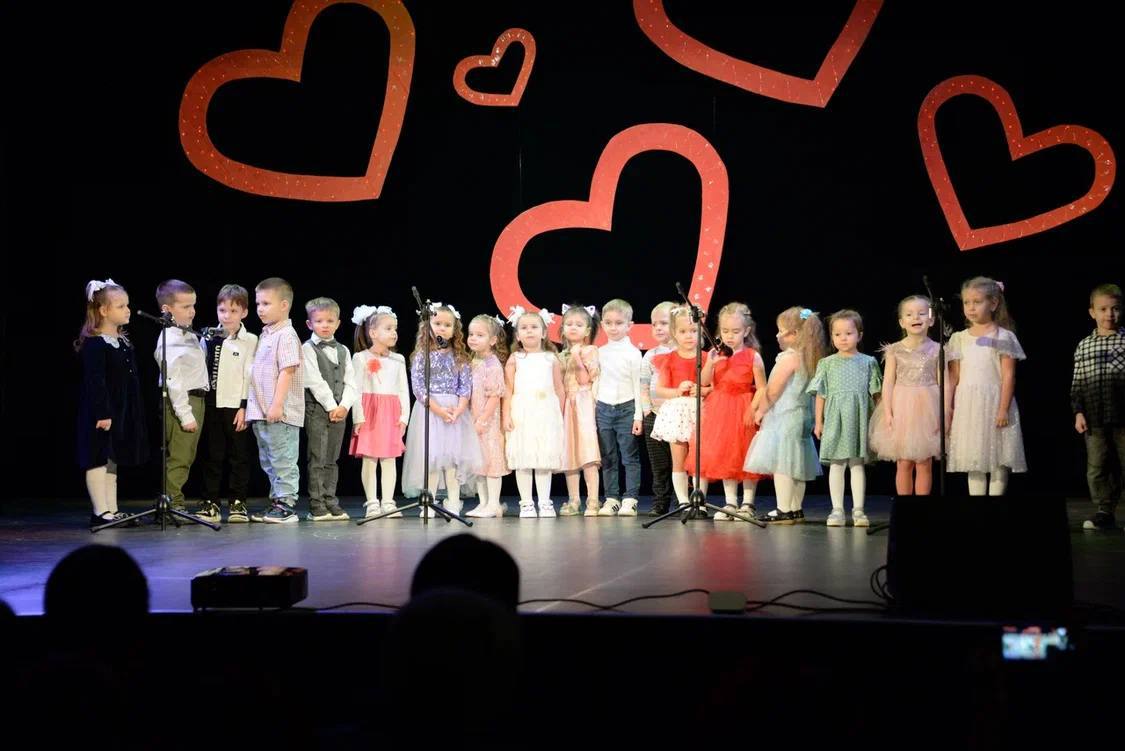 В Доме культуры «Лира» поселка Пролетарский царила любовь и доброта! Полный зал, бурные овации и невероятная энергетика — так праздновали День матери «Самой ласковой на свете» В Доме культуры «Лира» поселка Пролетарский царила любовь и доброта! Полный зал, бурные овации и невероятная энергетика — так праздновали День матери «Самой ласковой на свете»