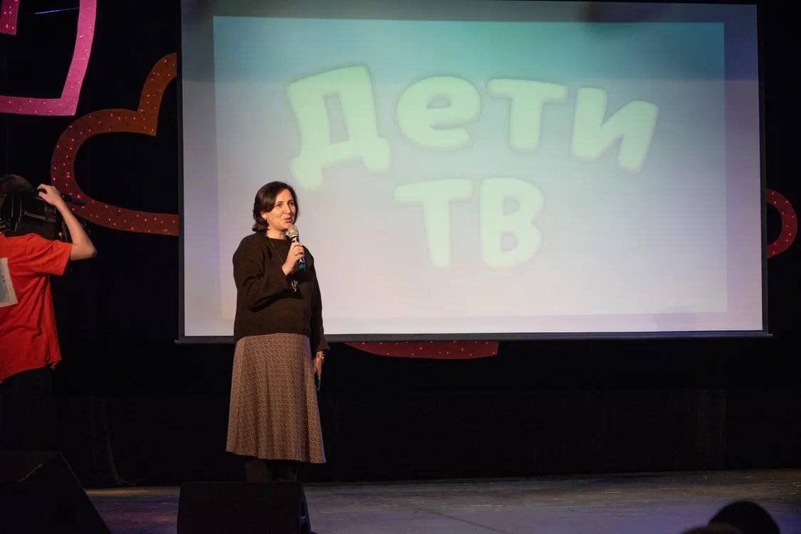 В Доме культуры «Лира» поселка Пролетарский царила любовь и доброта! Полный зал, бурные овации и невероятная энергетика — так праздновали День матери «Самой ласковой на свете» В Доме культуры «Лира» поселка Пролетарский царила любовь и доброта! Полный зал, бурные овации и невероятная энергетика — так праздновали День матери «Самой ласковой на свете»