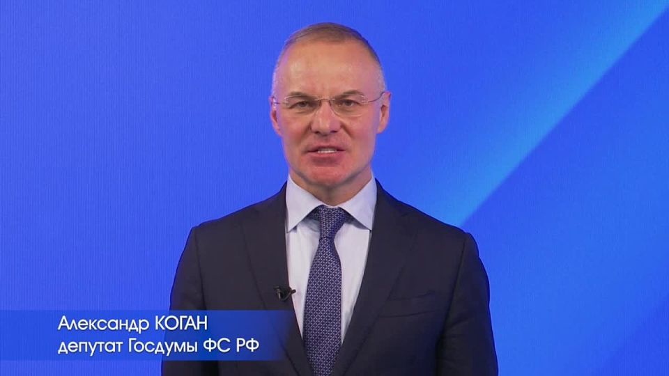 Уважаемые мамы!. Примите самые искренние поздравления с Днем матери! Вы - незыблемая опора и стержень каждой семьи, а значит, и всего нашего общества