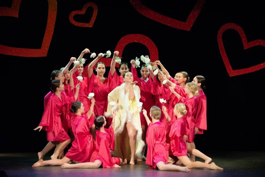 В Доме культуры «Лира» поселка Пролетарский царила любовь и доброта! Полный зал, бурные овации и невероятная энергетика — так праздновали День матери «Самой ласковой на свете» В Доме культуры «Лира» поселка Пролетарский царила любовь и доброта! Полный зал, бурные овации и невероятная энергетика — так праздновали День матери «Самой ласковой на свете»