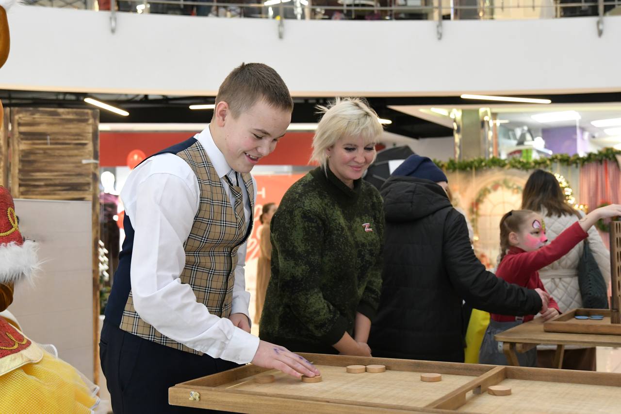 Мамам — лучший праздник!. В ТЦ «Центр» и ТЦ «Дмитровский» состоялся праздничный фестиваль «Мамин день» Мамам — лучший праздник!. В ТЦ «Центр» и ТЦ «Дмитровский» состоялся праздничный фестиваль «Мамин день»